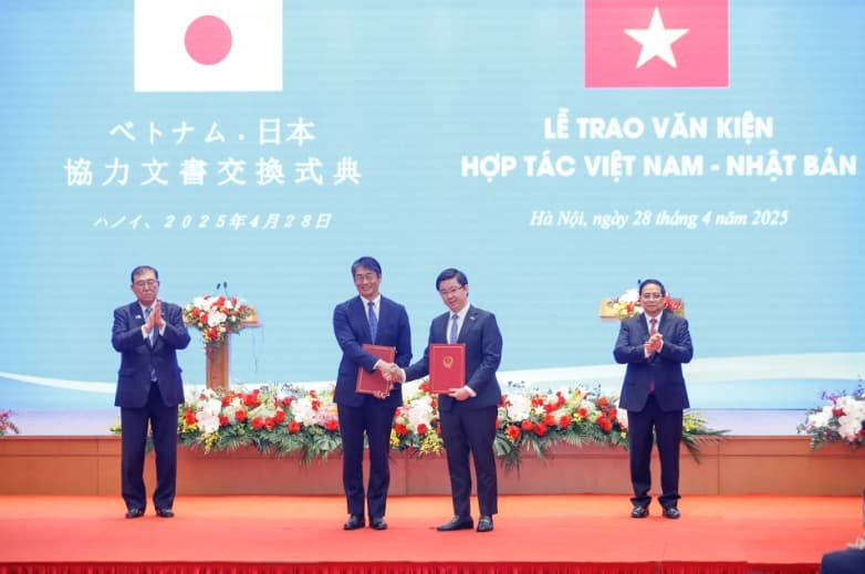 Vietnam, Japan sign four key cooperation agreements in PM visit