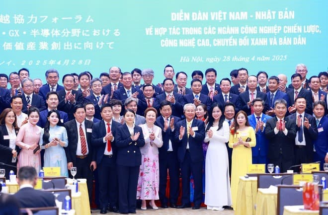 Vietnamese, Japanese PMs attend forum on strategic industries cooperation