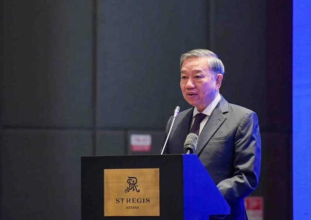 Party Chief attends Viet Nam–Kazakhstan business roundtable in Astana