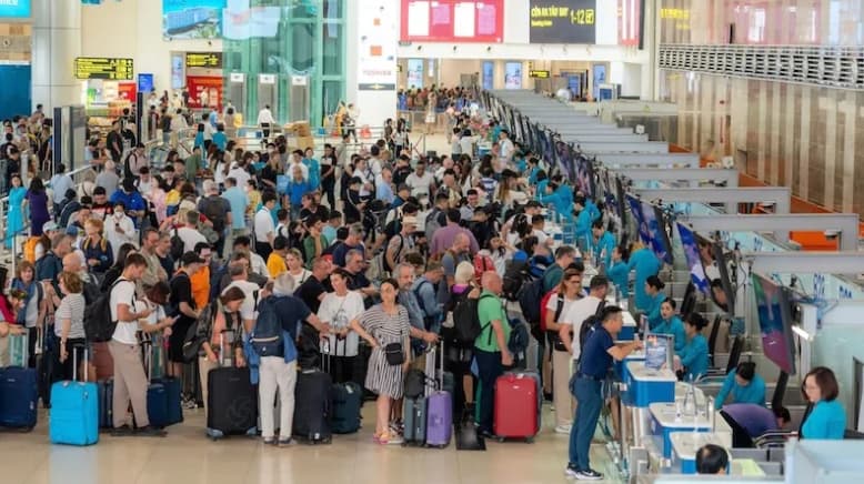 Vietnam’s air travel surges during April 30-May 1 holiday