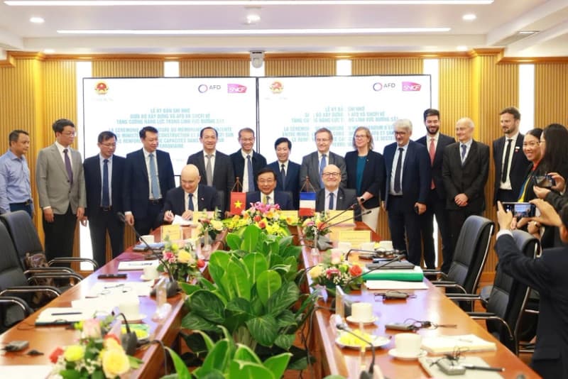 Viet Nam, France sign MoU to strengthen railway cooperation