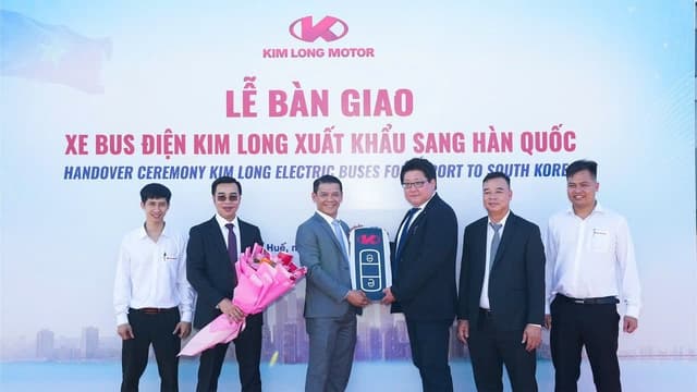 Local carmaker Kim Long hands over first batch of busses to Korean partner