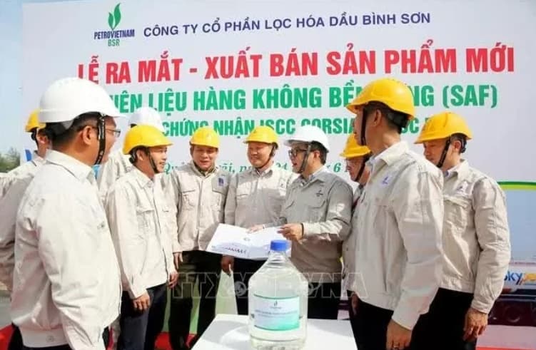 BSR delivers first commercial batch of sustainable aviation fuel for Vietnam Airlines flights