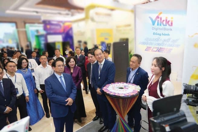 PM Calls for Breakthroughs in Digital Banking Services