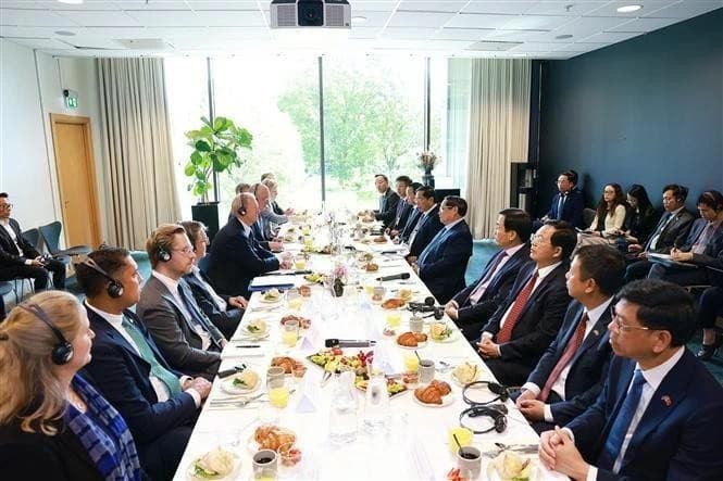 Vietnamese PM holds working breakfast with leaders of major Swedish firms in Stockholm