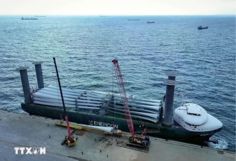 First ship carrying wind power equipment docks at Ninh Thuan’s international seaport