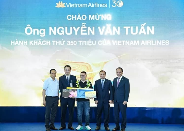 Vietnam Airlines marks 30-year milestone with 350 millionth passenger