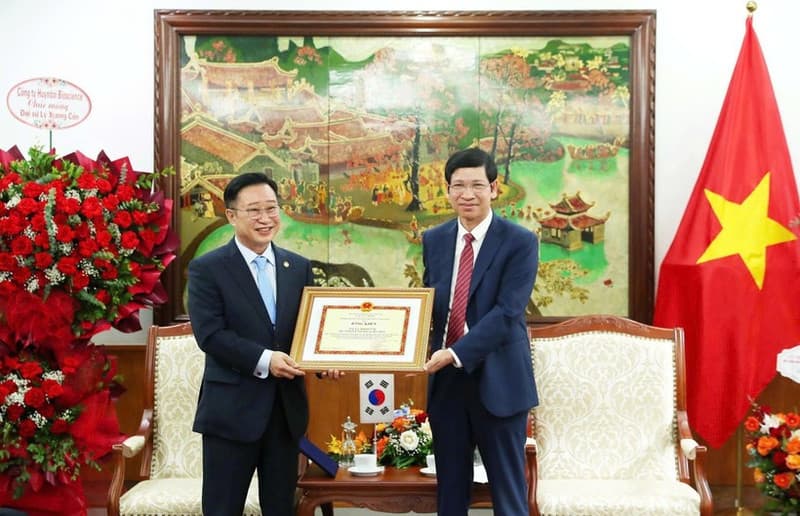 Viet Nam's Tourist Ambassador to RoK honoured for bridging travel cooperation