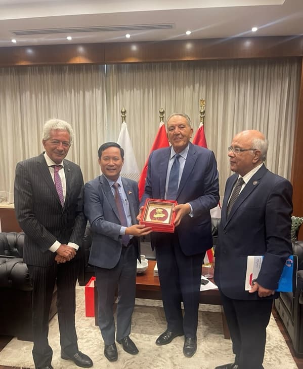 VCCI Chairman Pham Tan Cong Meets with Chairman of the Federation of Egyptian Chambers of Commerce (FEDCOC)