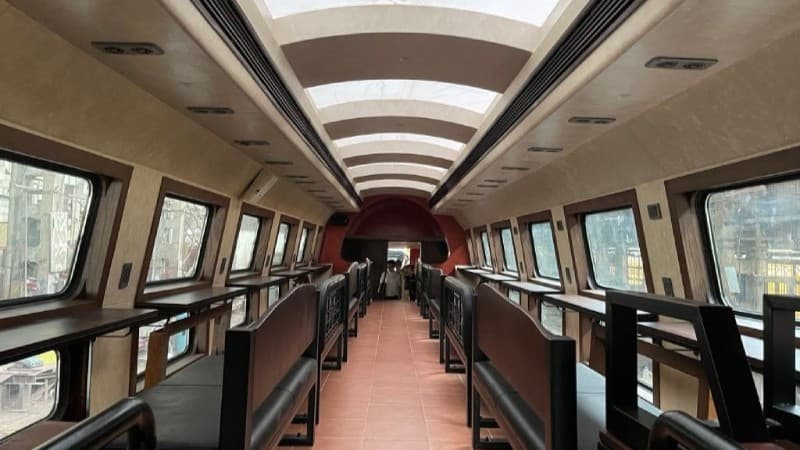 Ha Noi to debut double-decker tourist train