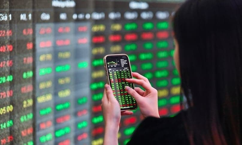 What seen from the shift in foreign capital flows on Vietnam's stock market?