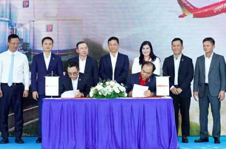 Vietjet partners with Petrolimex to use SAF, a key step in the aviation industry's green transition