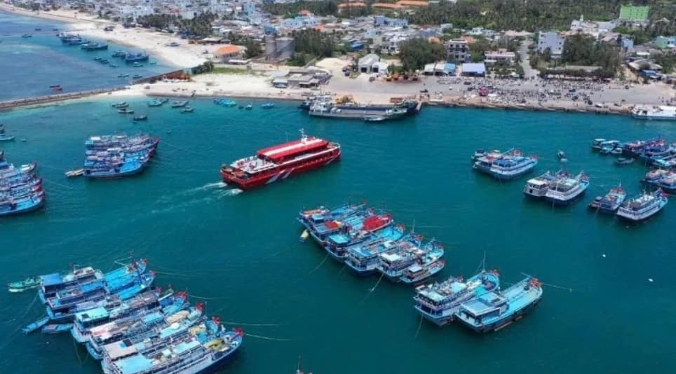Developing Phu Quy into offshore marine economic hub