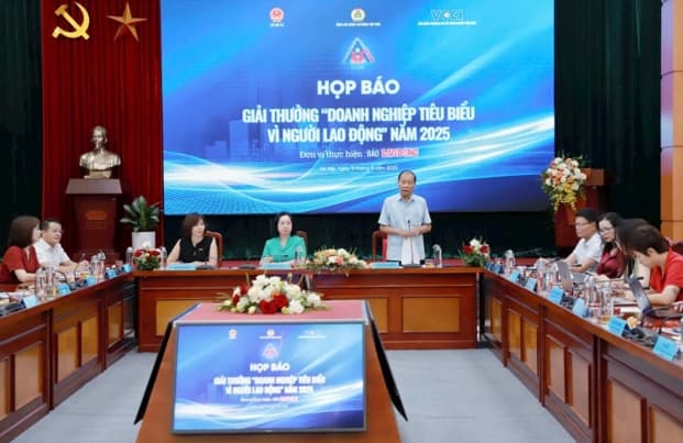 Honoring 28 typical enterprises for workers