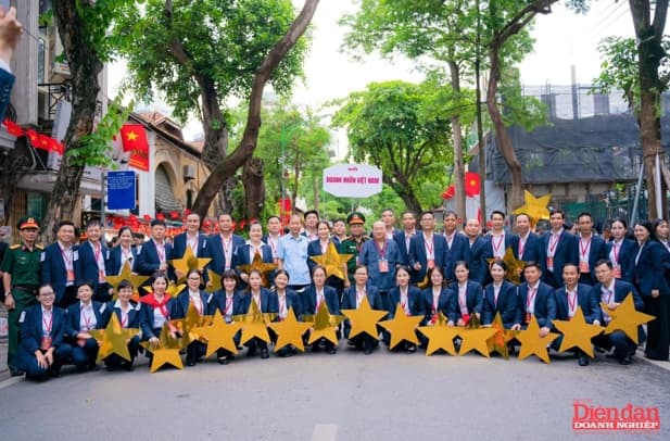 Vietnamese Business Bloc pre-rehearses A80 parade