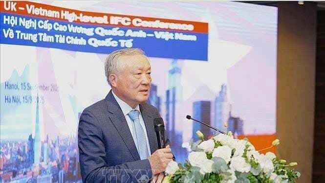 Vietnam needs support from UK in developing international financial center: Deputy PM