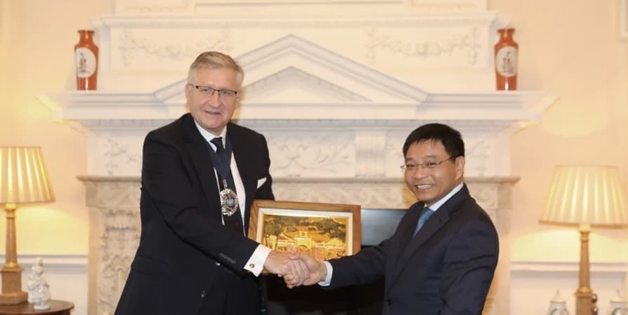 Finance minister pushes for London tie-up to build int'l financial centre
