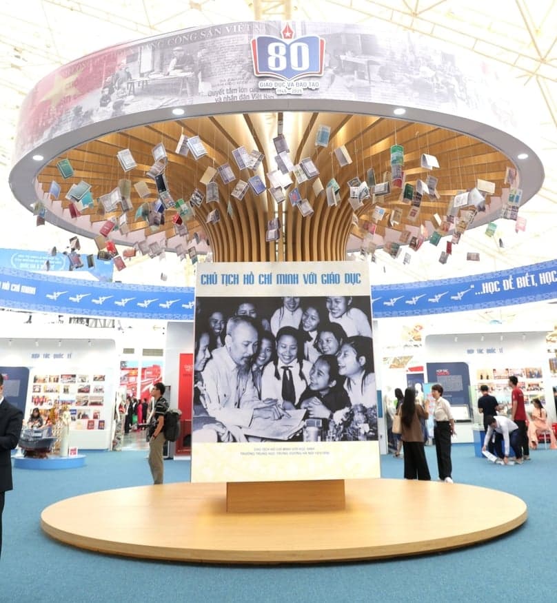 Vietnam Education Publishing House impresses visitors at National Achievements Exhibition