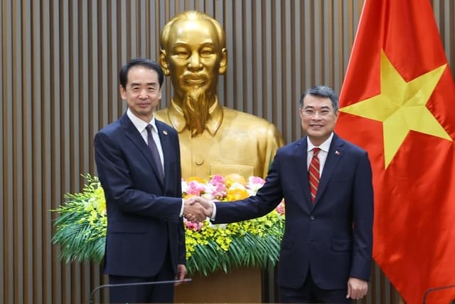 Prime Minister Le Minh Hung Hosts Reception for Chinese Ambassador