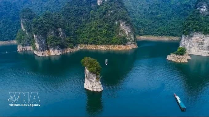Discovering “inland Ha Long Bay” amid vast forests of Tuyen Quang