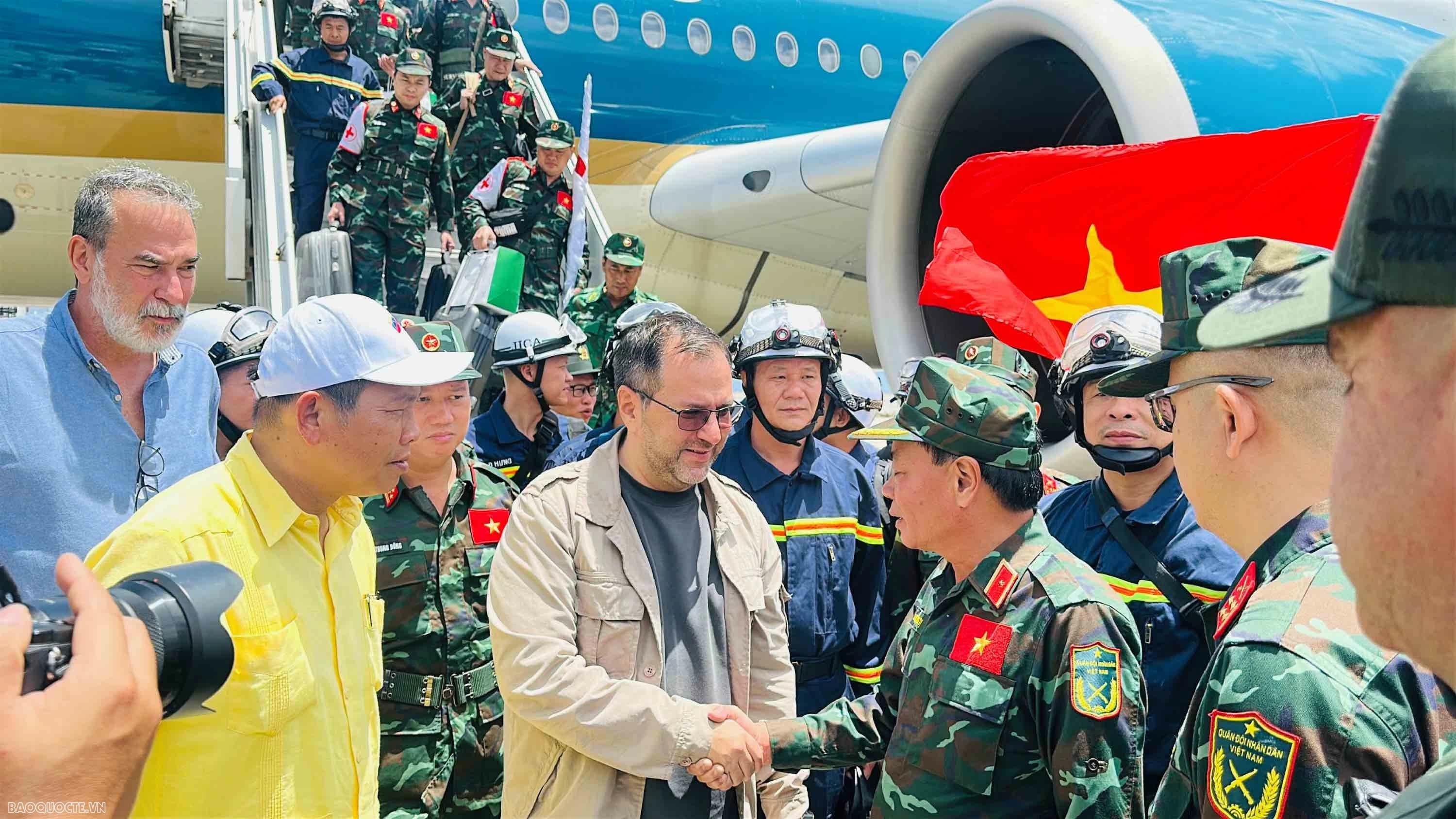 Venezuelan Foreign Minister Yvan Gil Pinto thanks Vietnamese Rescue Team for its mission