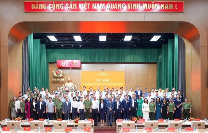 Vietcombank Honored for Outstanding Contributions to National Security Movement
