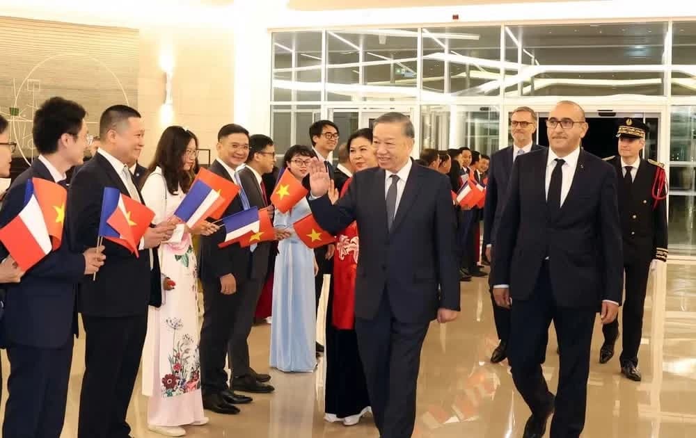 Top leader of Viet Nam arrives in Paris for official visit to France, International Space Summit
