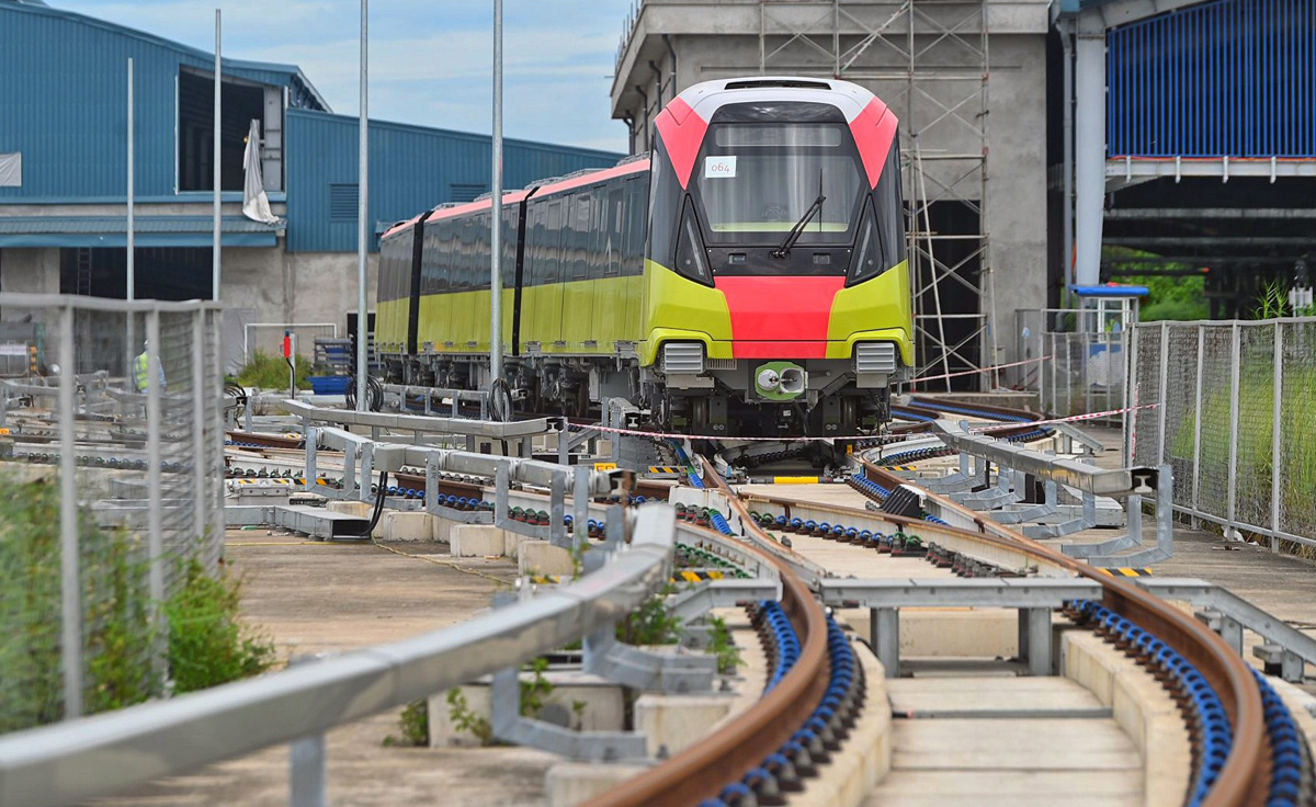 Hanoi's second metro line runs train on elevated section