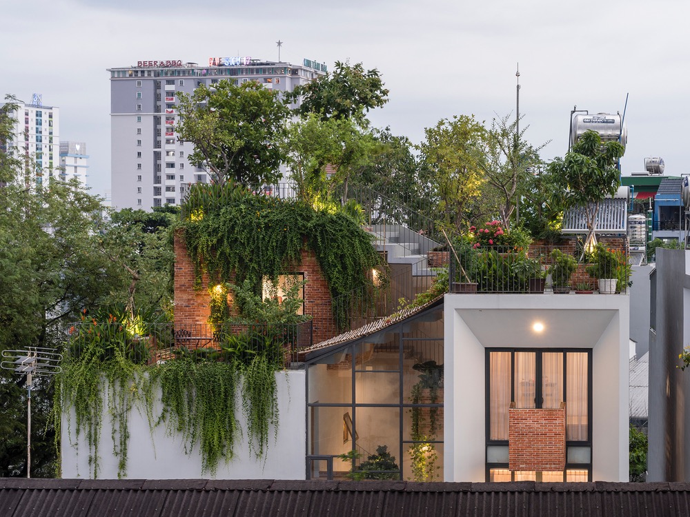 Saigon house features rooftop 'park'