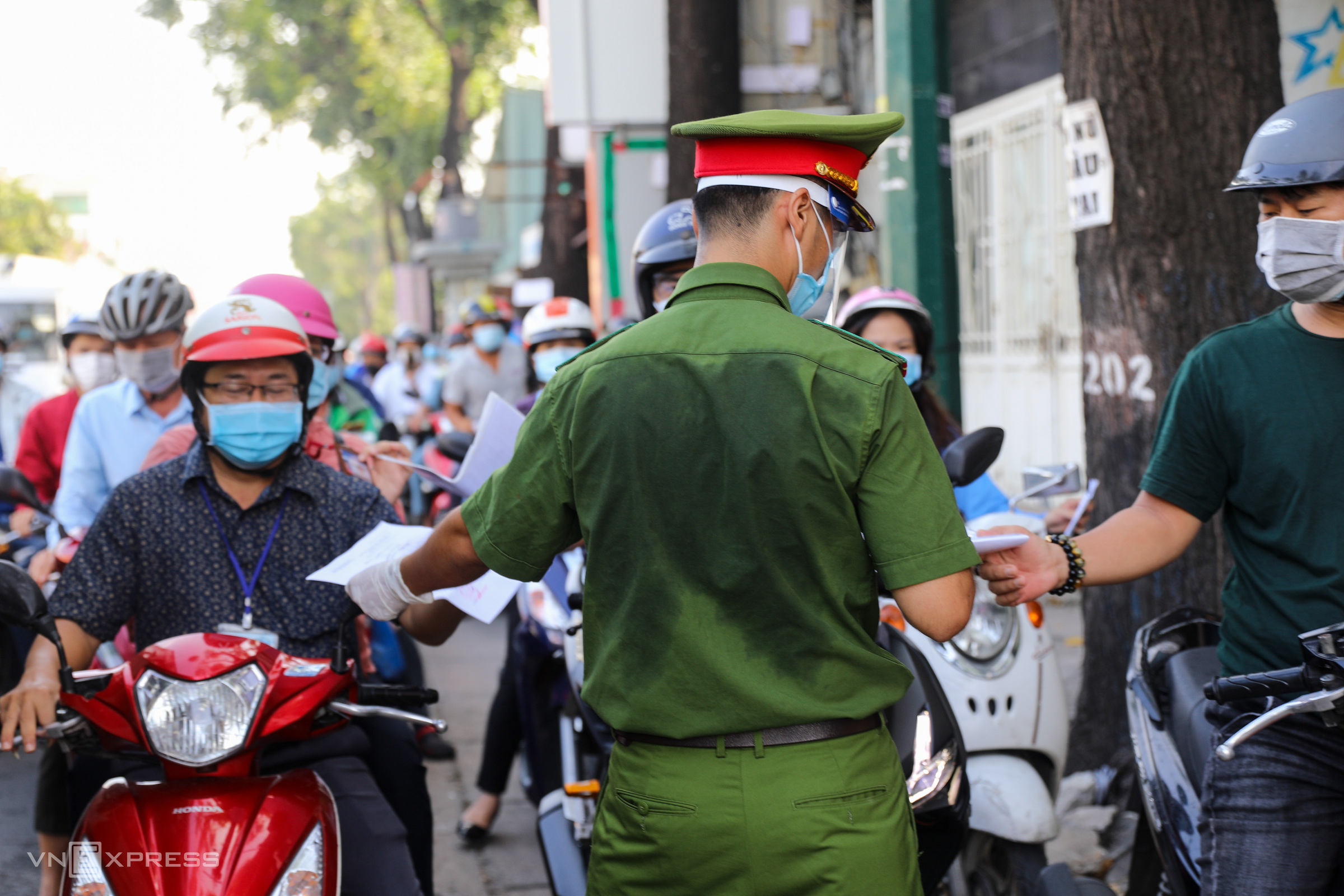 Covid checkpoints paralyze HCMC traffic