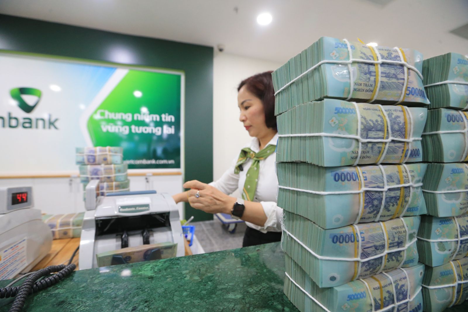 Vietnamese Economy In 2024 Stable Exchange Rates More Interest Rate   DMHL8529 1 2 