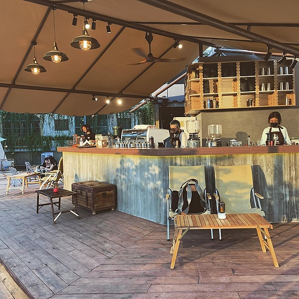Coffee Shop In Saigon'S District 2 Offers Camping Experience