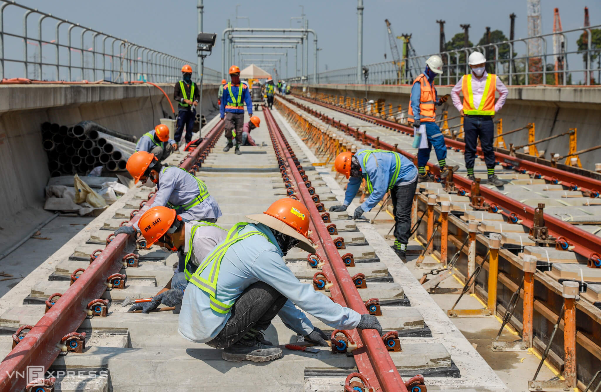 Saigon metro workers keep going despite sun, pandemic