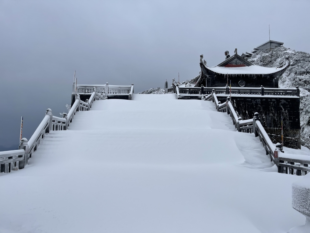 Fansipan Mt. in thick blanket of snow again as temperature falls -3