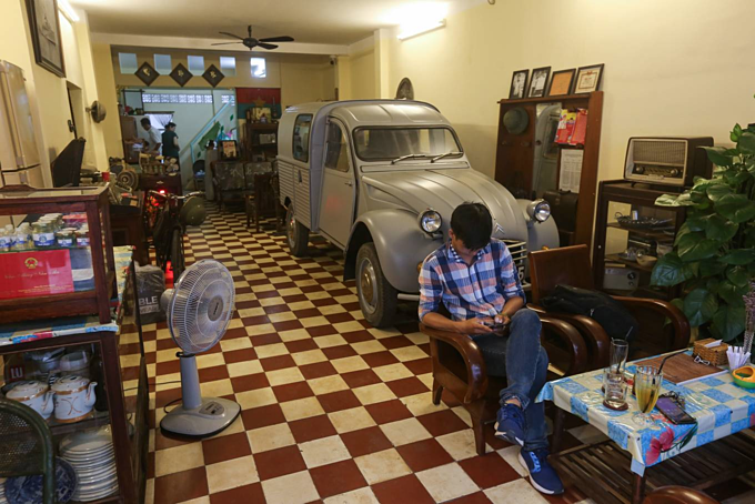 A weapons vault vaults into a café in Saigon