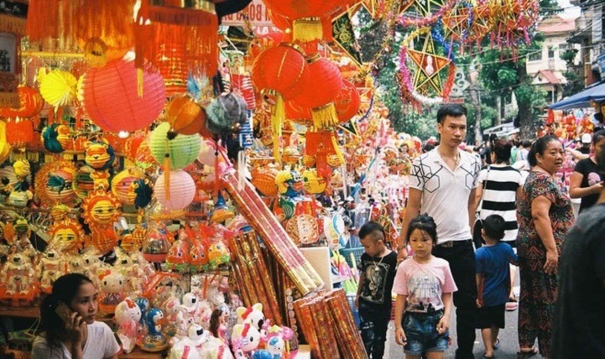 Photos show difference between old and modern Full Moon Festival ...