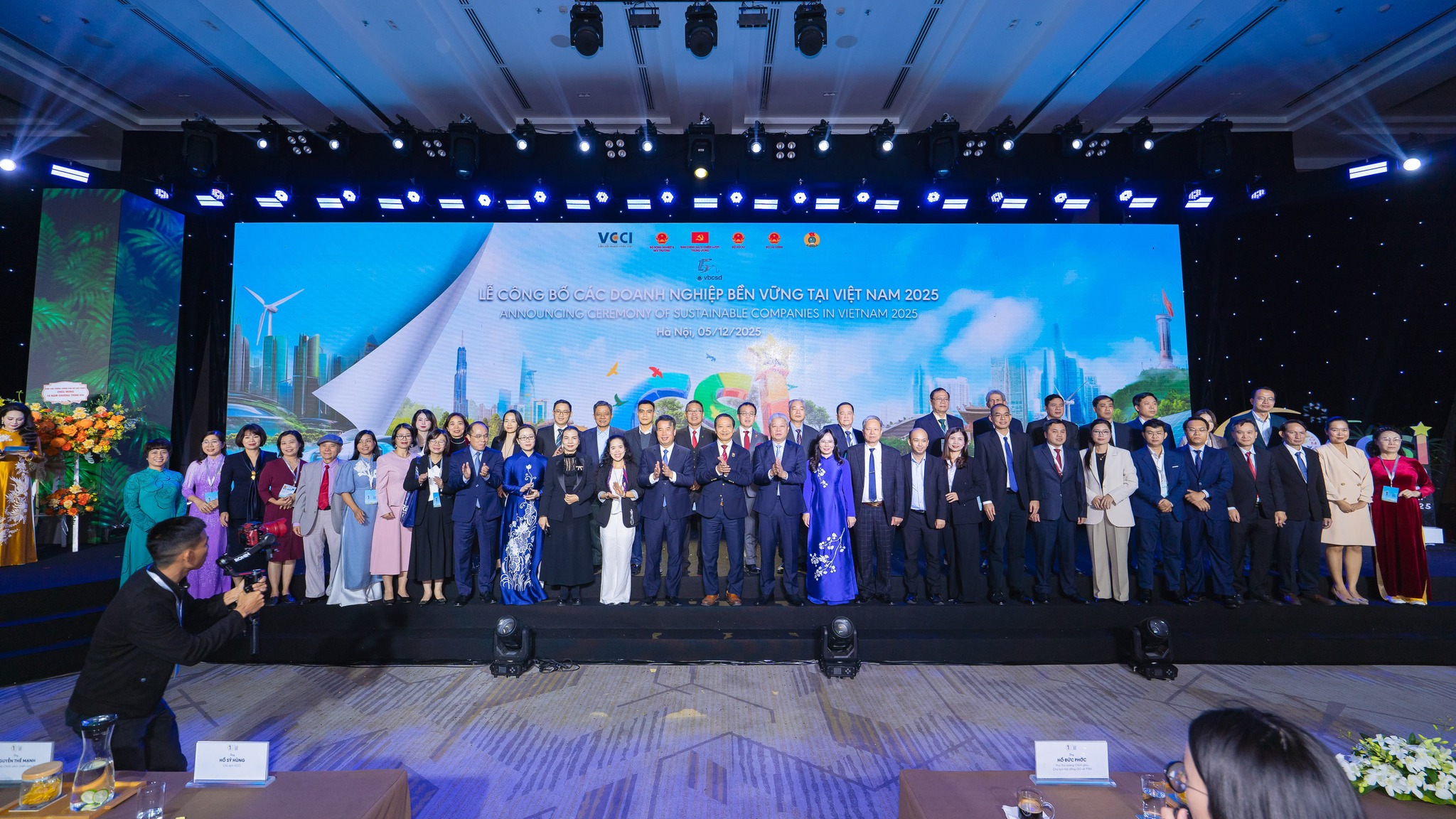 Announcing ceremony of sustainable companies in vietnam 2025 - VCCI ...